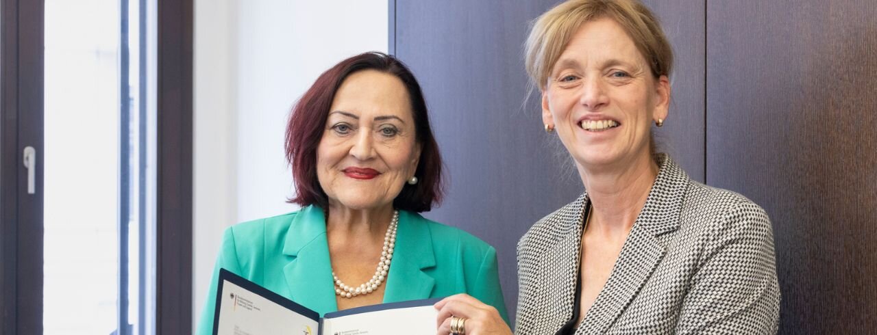 Übergabe der Berufungsurkunde für den Vorsitz der Altersberichtskommision an Prof.in Dr. Cornelia Kricheldorff