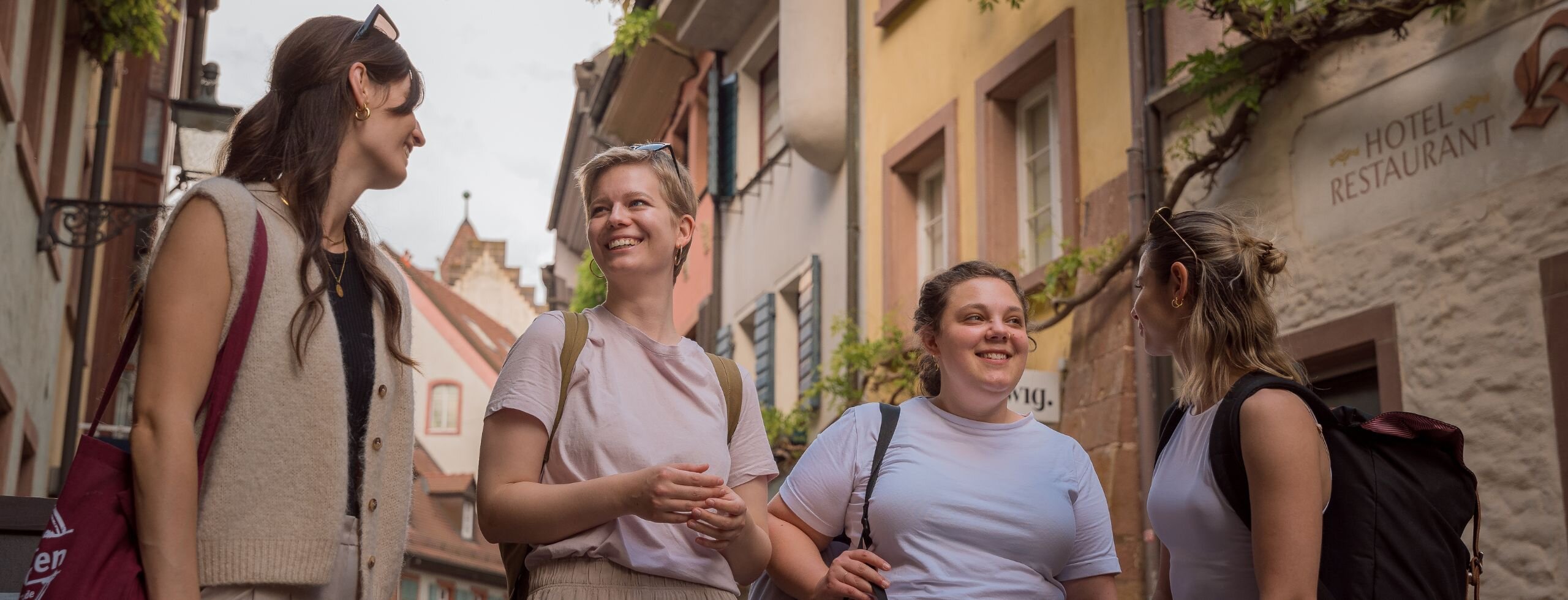 KH students walk through Freiburg in lively, relaxed conversation