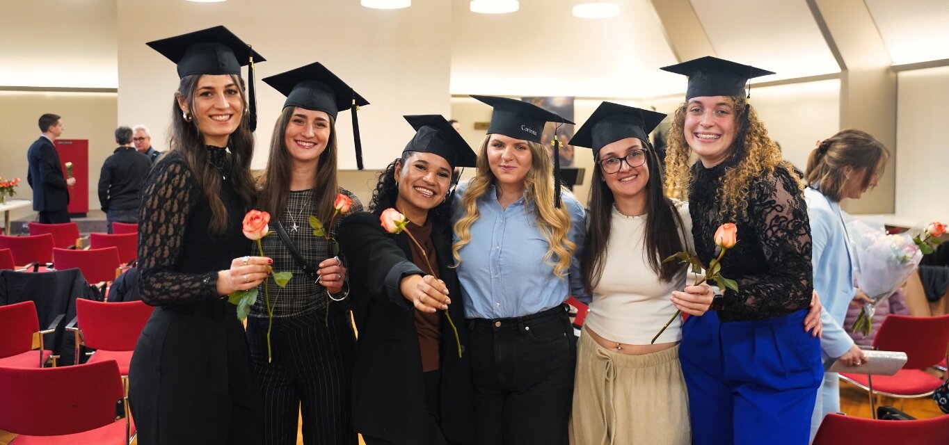 Studierende der KH Freiburg mit Caps auf der Abschlussfeier der Gesundheitsstudiengänge