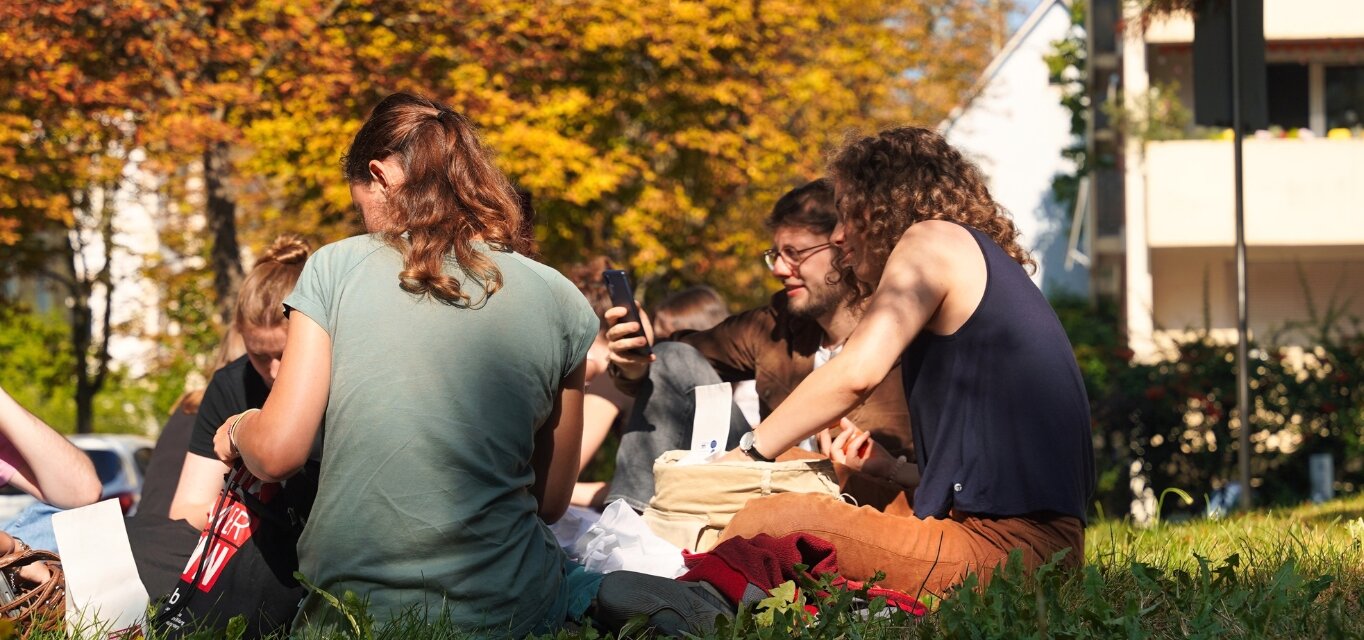 Studierende im Herbst am Campus der KH Freiburg