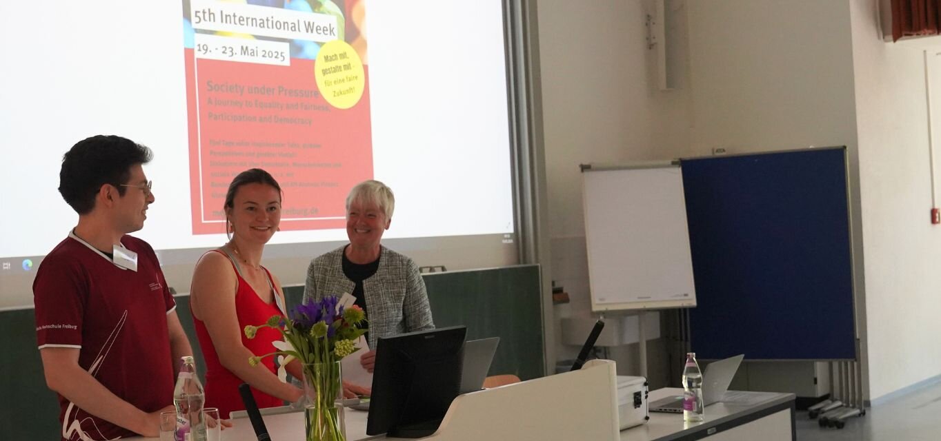 Studierende und Rektorin Stephanie Bohlen bei der Eröffnung der International Week