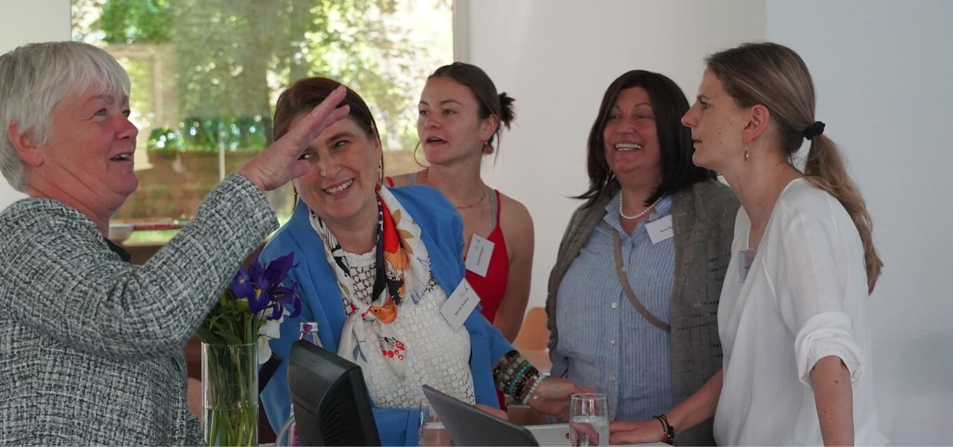 Rektorin Stephanie Bohlen im angeregten Austausch mit anderen Teilnehmenden der International Week an der KH Freiburg