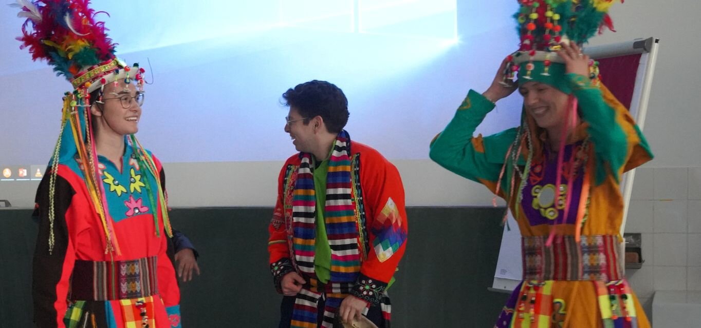 Bolivianischer Tanz in traditioneller Kleidung an der KH Freiburg