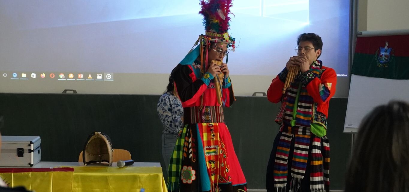 Bolivianischer Tanz in traditioneller Kleidung. Die beiden Personen spielen Panflöte