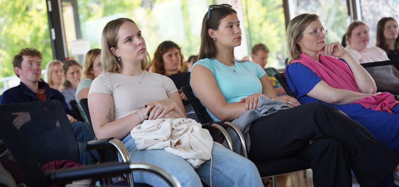 Studierende verfolgen konzentriert einen Vortrag im Rahmen der International Week an der KH Freiburg