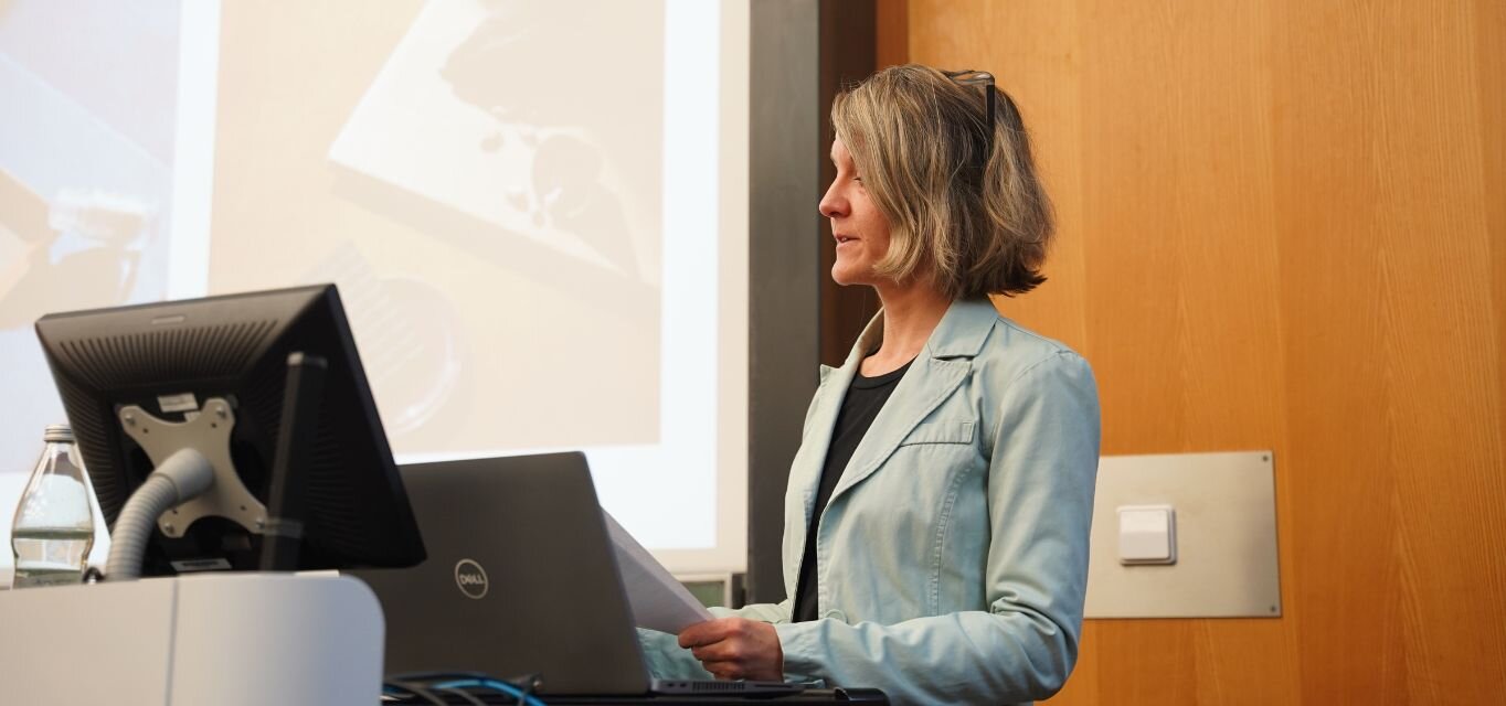 Heike Gerhold von International Justice Mission, bei Ihrem Vortrag über moderne Sklaverei und Menschenhandel