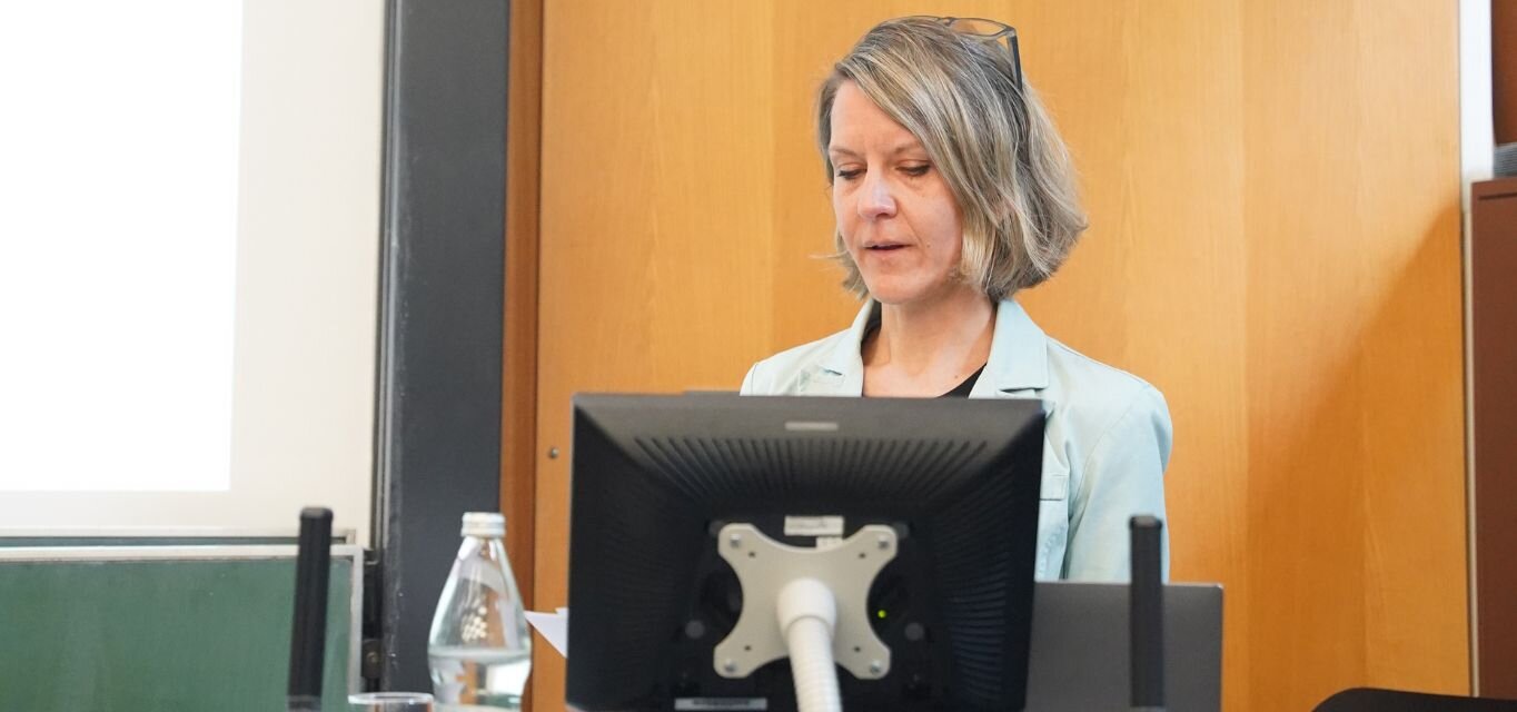 Heike Gerhold von International Justice Mission, bei Ihrem Vortrag über moderne Sklaverei und Menschenhandel