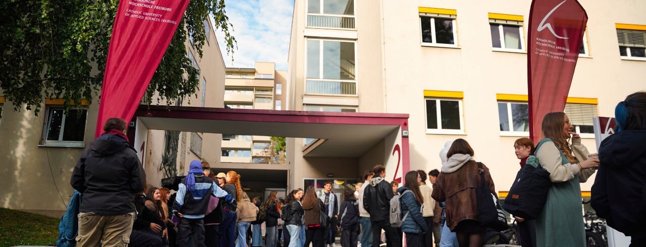 Erstesemester in regem Austausch miteinander am Campus ! der KH Freiburg zur Einführungswoche