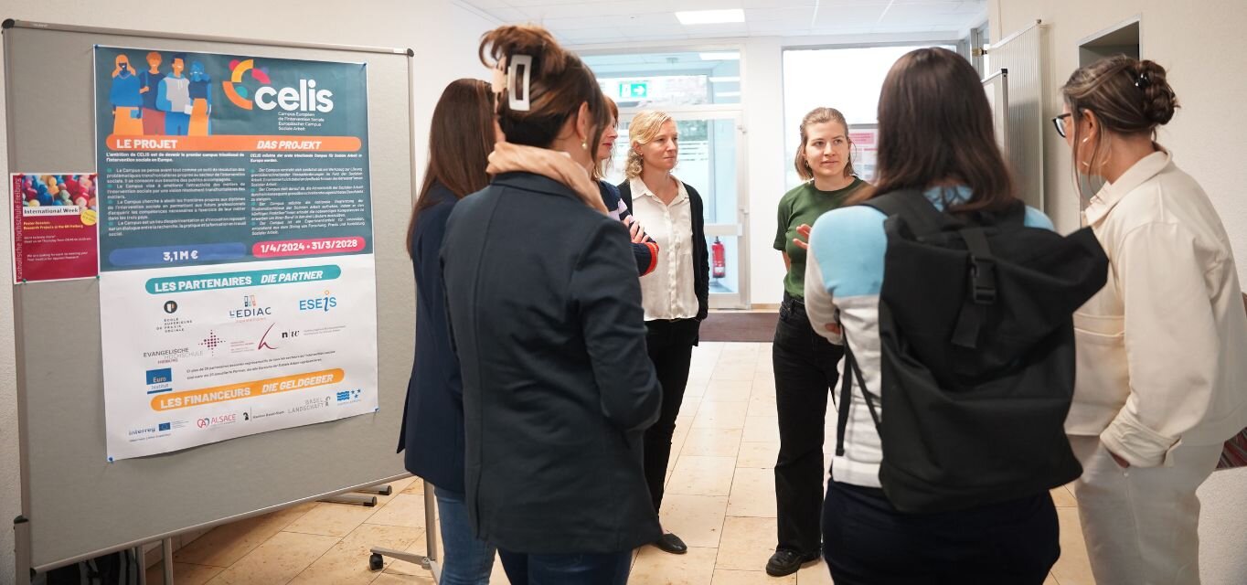 Vorstellung der Forschungsprojekte an der KH Freiburg in Form einer Postersession. Teilnehmende im Austausch
