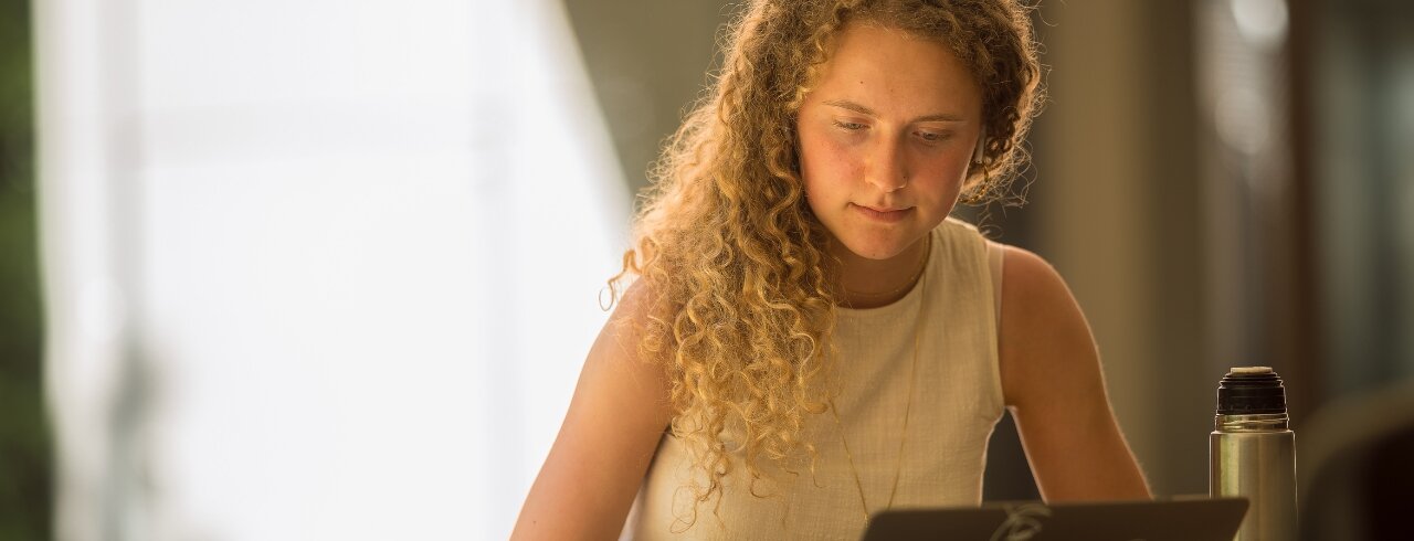 Studierende arbeitet an einem Laptop