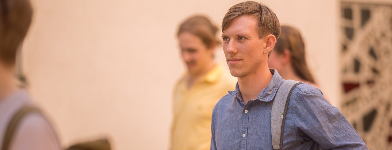 Studierender der KH Freiburg geht mit einem entschlossenen Gesichtsazsdruck zielstrebig seinen Weg