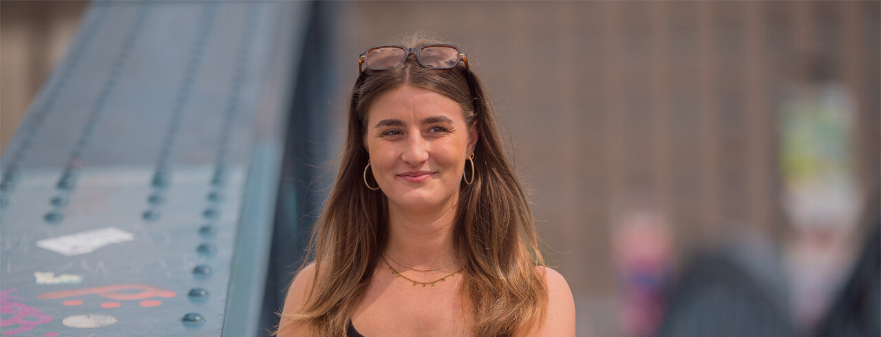 Nahaufnahme einer Studierenden auf der Wiwillibrücke in Freiburg