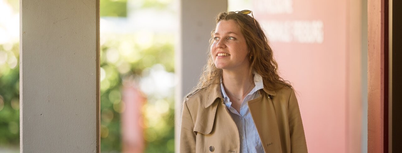 Studierende der KH Freiburg schaut lächelnd in die Ferne