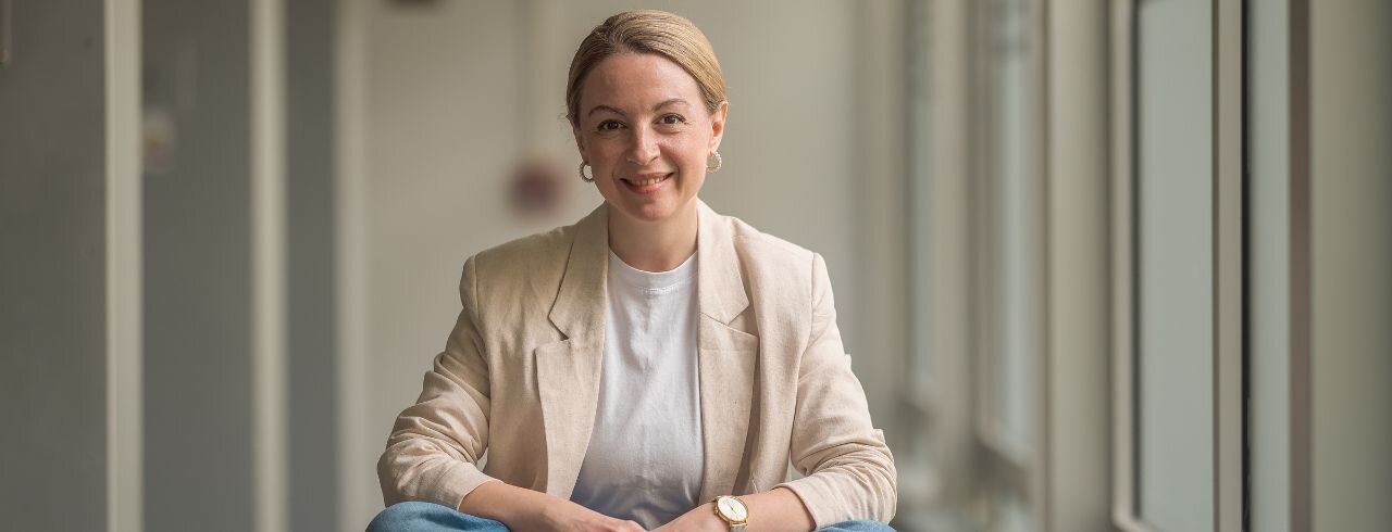 Freundlich lächelnde Studierende der KH Freiburg