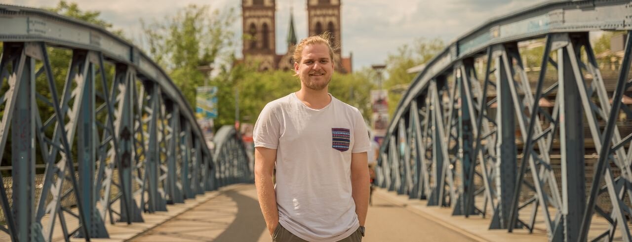 Studierender der KH Freiburg auf der Wiwili-Brücke