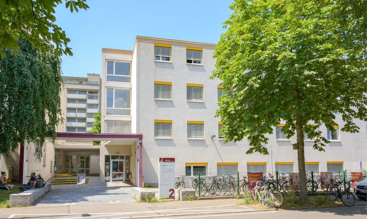 Campus I der KH Freiburg, Blick auf Haus 1 und 2 bei strahlendem Sonnenschein