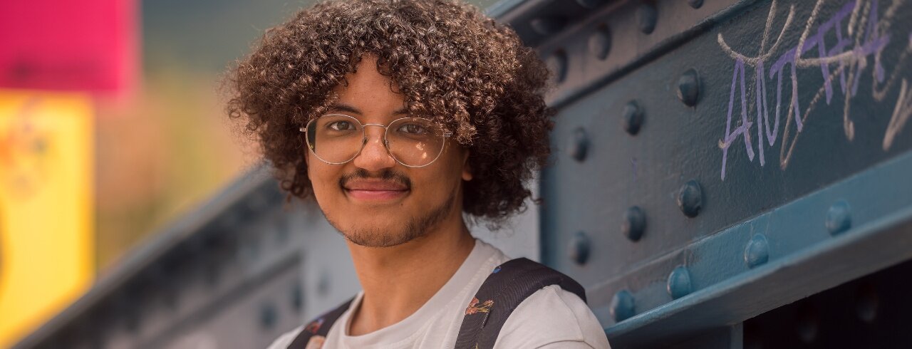 Studierender der KH Freiburg auf der Wiwili-Brücke in Freiburg