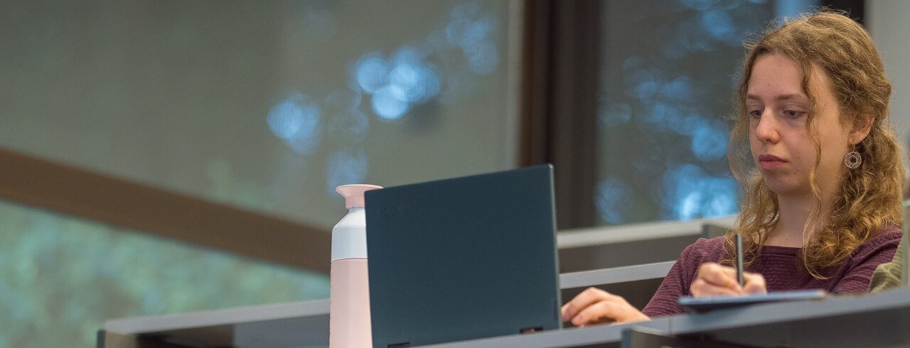 Konzentriert arbeitende Studierende in einer Veranstaltung am Campus I der KH Freiburg