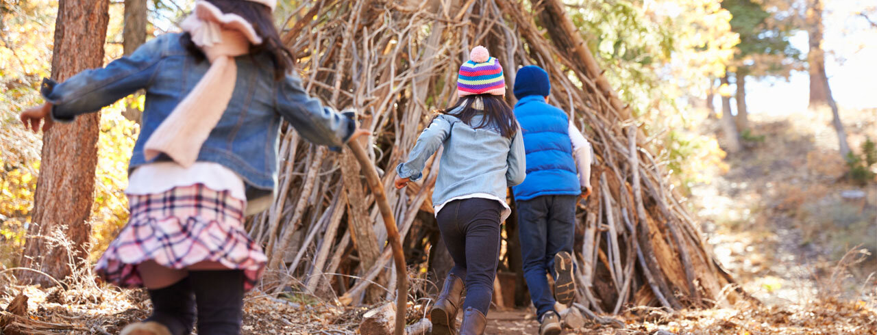 Kinder rennen begeistert auf Ast-Tipi zu