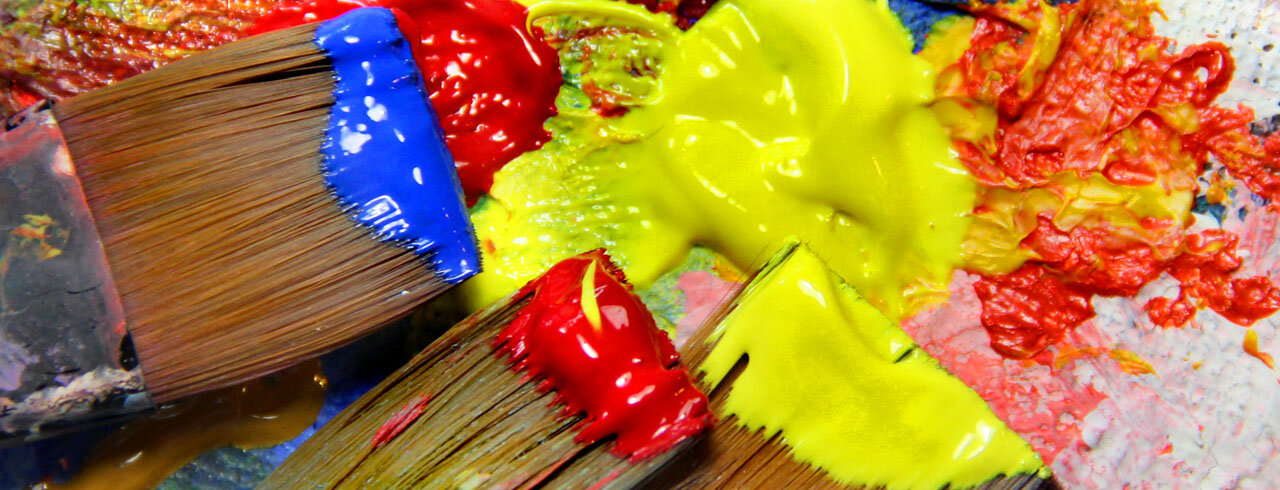 Nahaufnahme von Pinsel und Farbe