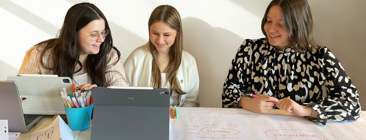 Teilnehmende des CELIS-Projekts in einem Workshop. In angeregtem Austausch miteinander