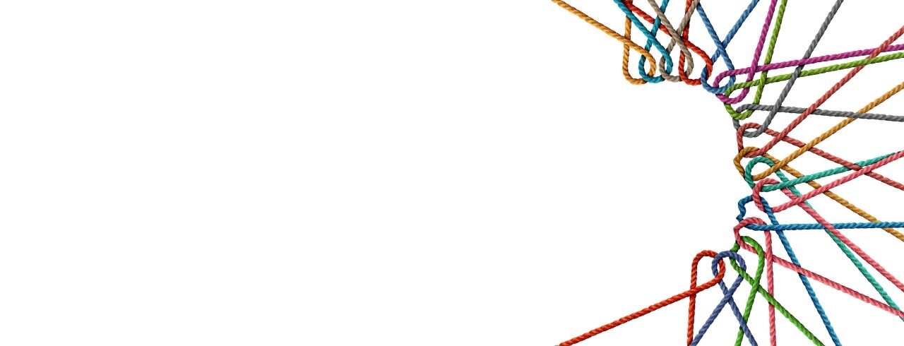 Netz aus bunten Seilen