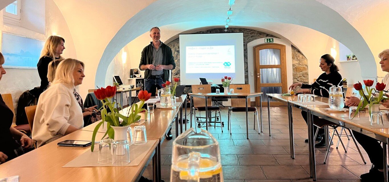 Teilnehmende des Nadyia Refresherkurses im einer Seminarsituation
