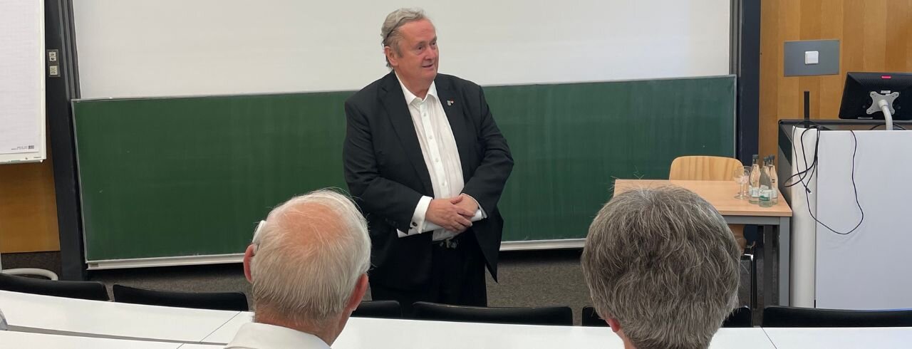Prof. Dr. Bernhard Uhde bei seinem Jubiläumsvortrag an der KH Freiburg