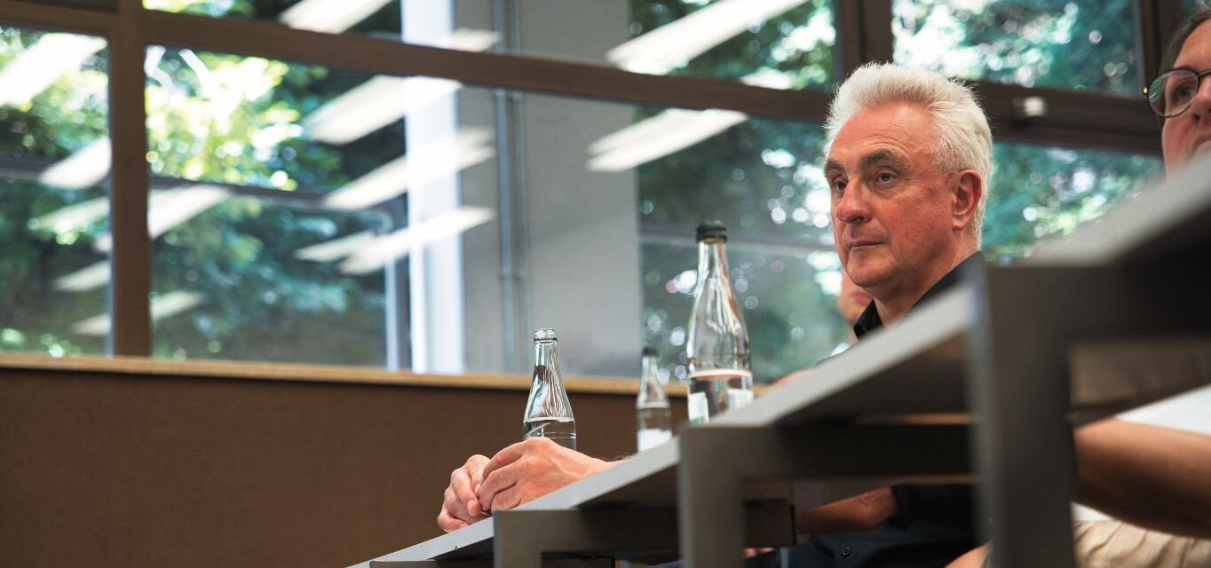 Prof. Dr. Luck folgt der Abschiedsvorlesung von Prof. Dr. Schwab