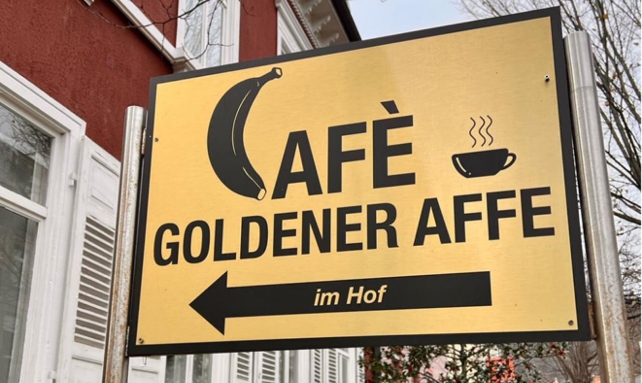 Schild des Cafés "Goldener Affe"