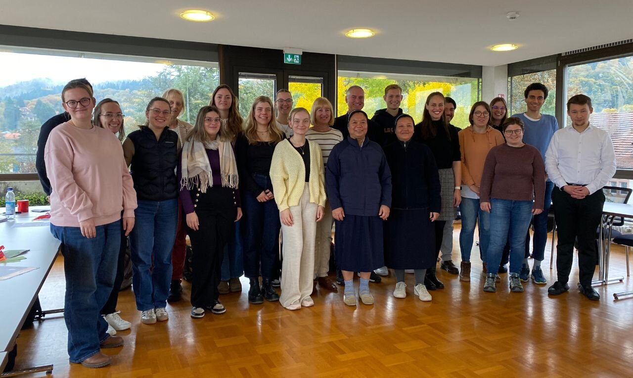 Studierende des B.A. Studiengangs "Angewandte Theologie" mit dem Besuch aus Myanmar