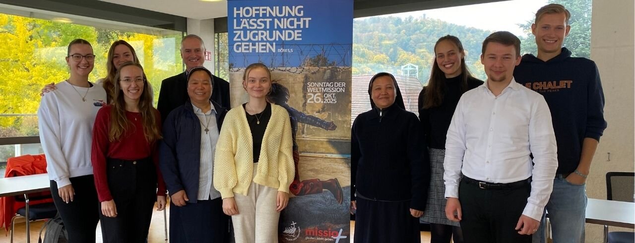 Studierende des B.A. Studiengangs "Angewandte Theologie" mit dem Besuch aus Myanmar