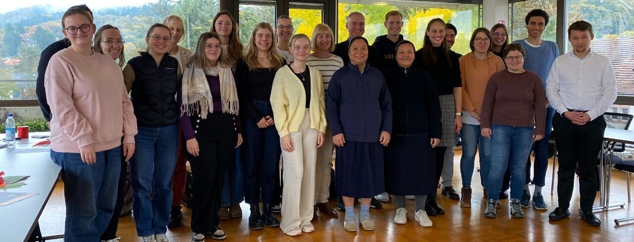 Studierende des B.A. Studiengangs "Angewandte Theologie" mit dem Besuch aus Myanmar