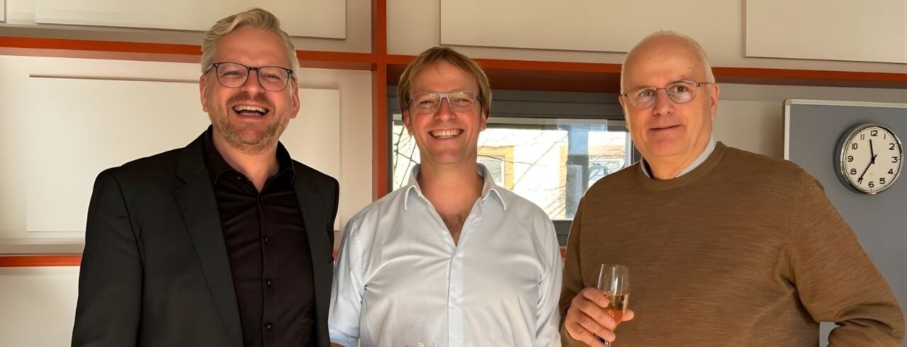 Prof. Dr. Alexander Lenger gemeinsam mit zwei seiner Gutachter zu sehen, Prof. Dr. Ulrich Bröckling und Prof. Dr. Nils Goldschmidt