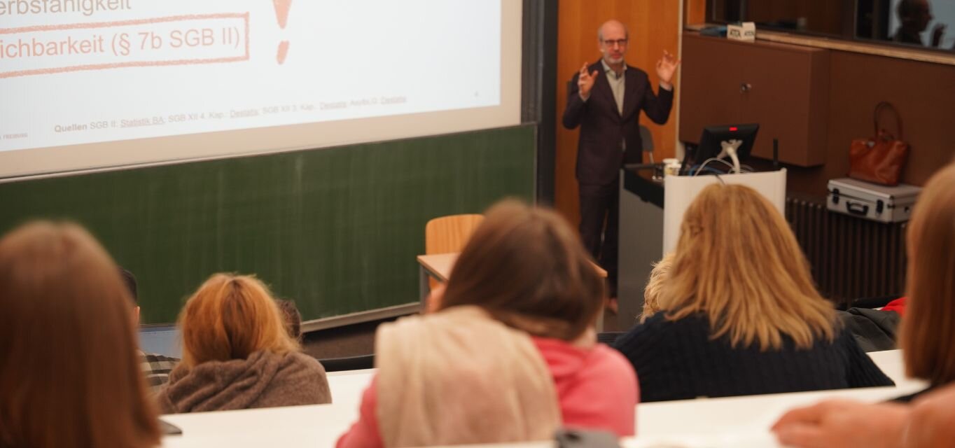 Teilnehmende beim Vortrag zur Bürgergeldreform von Prof. Dr. Roland Rosenow