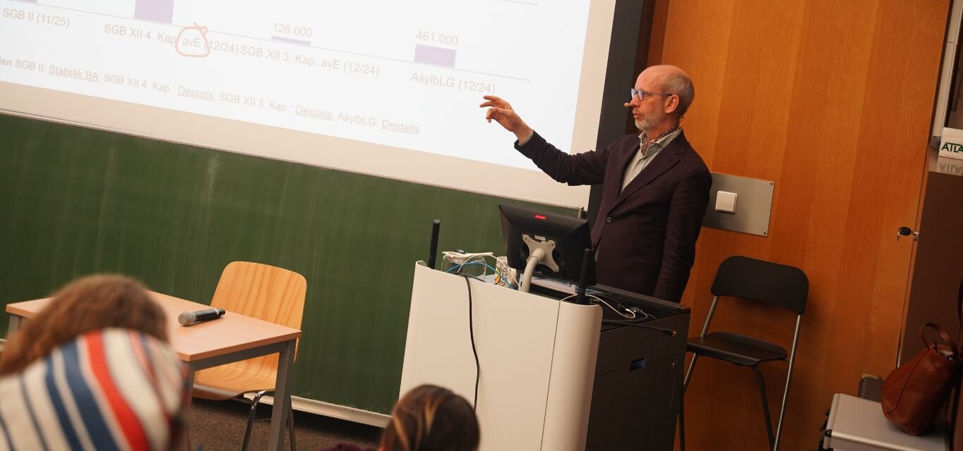 Prof. Dr. Roland Rosenow hält einen Vortrag zur Bürgergeldreform