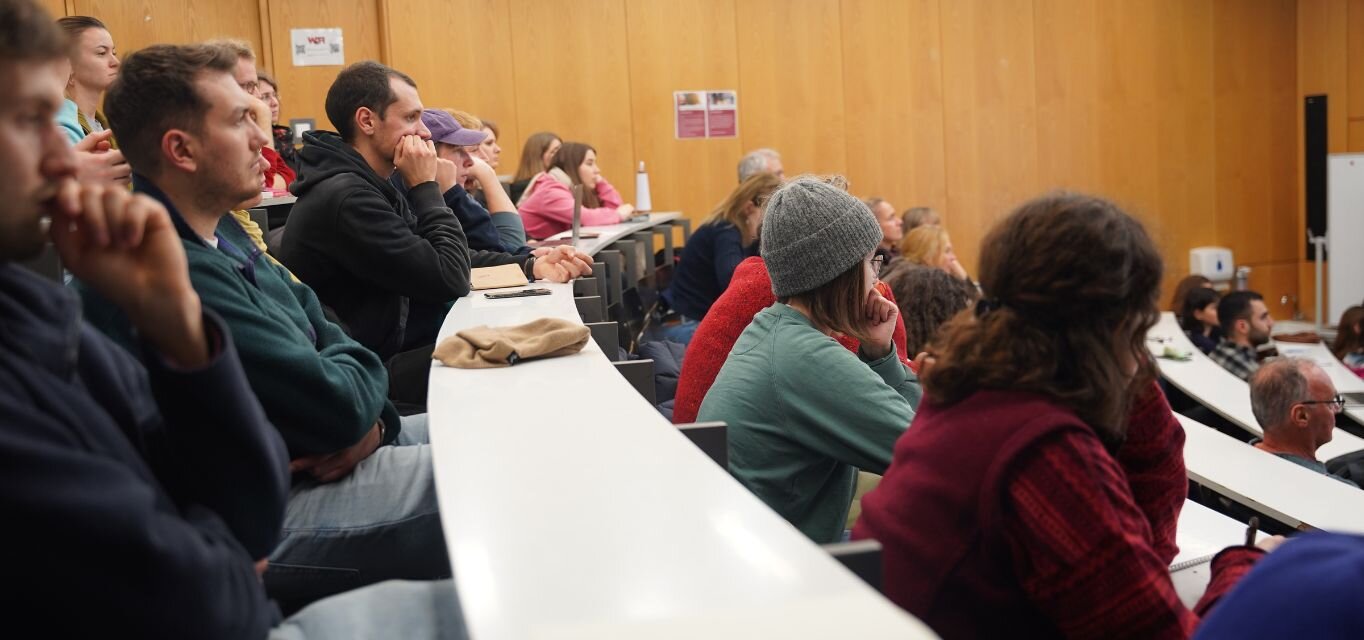 Teilnehmende beim Vortrag von Prof. Dr. Roland Rosenow zur Bürgergeldreform