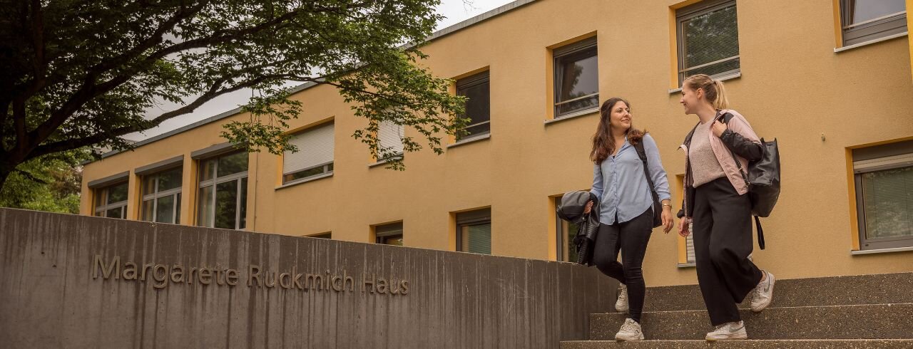 Studierende laufen vor dem Margarete Ruckmich Haus