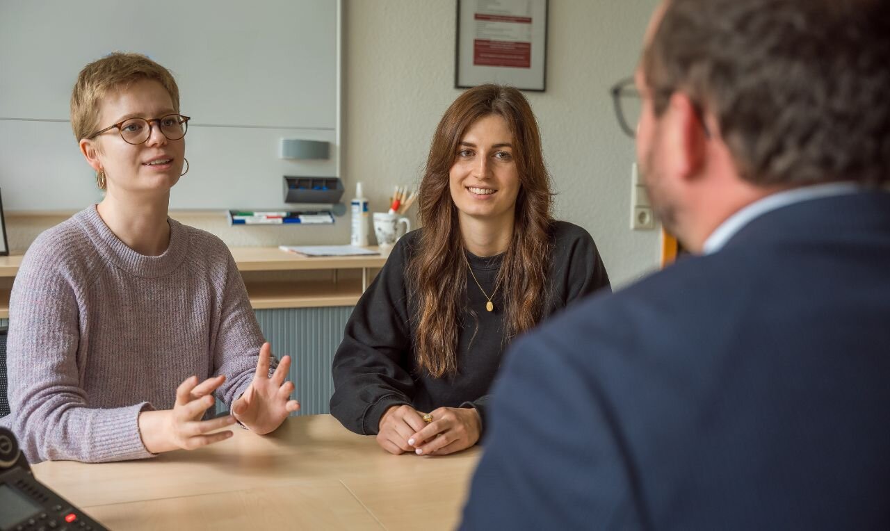 Students in a counseling session at KH Freiburg